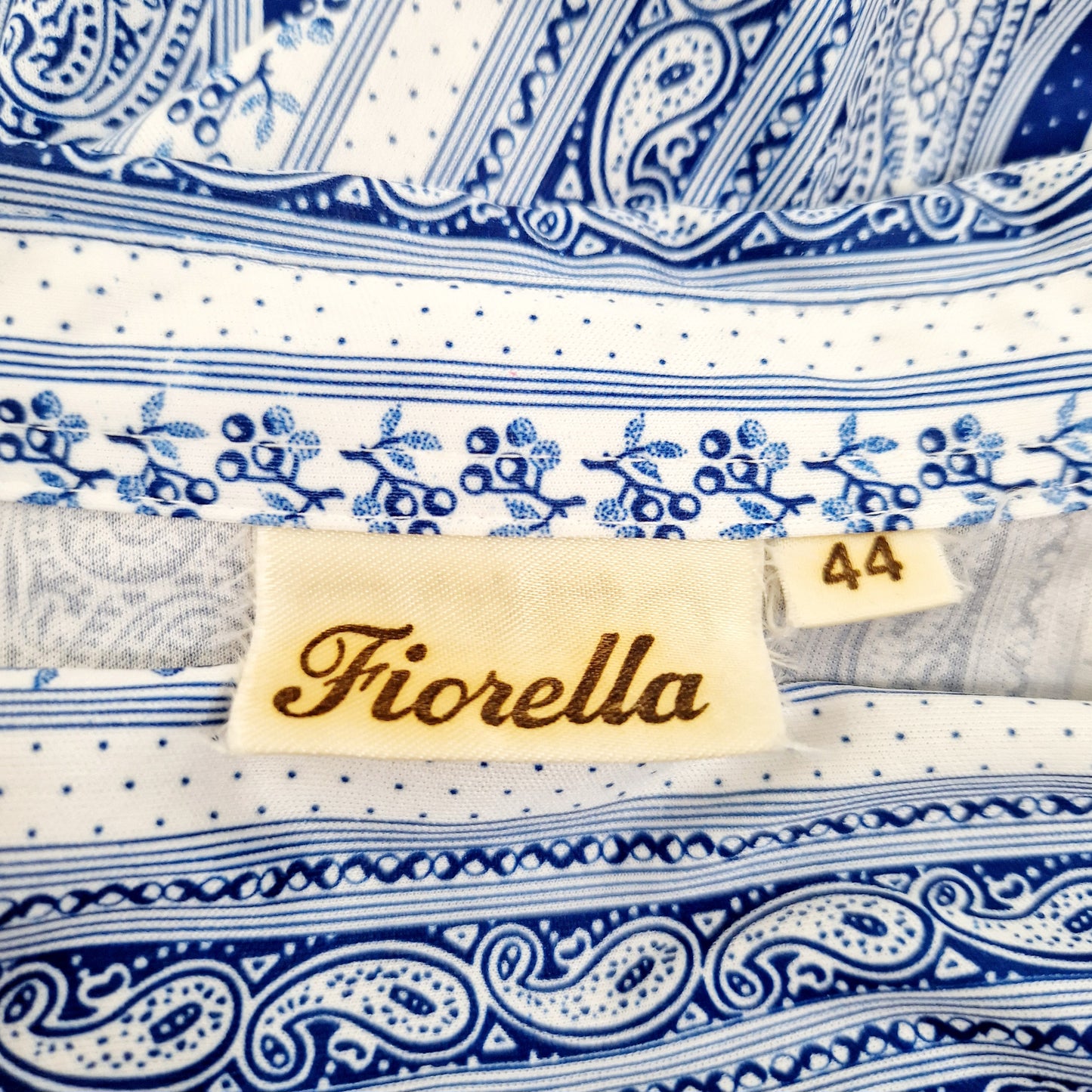 Einzigartige und nachhaltige Vintage Bluse in blau-weiss. Unique and sustainable vintage blouse in blue-white. Tag.