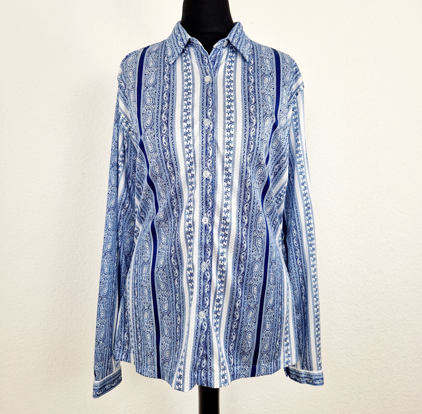 Einzigartige und nachhaltige Vintage Bluse in blau-weiss. Unique and sustainable vintage blouse in blue-white. Front.