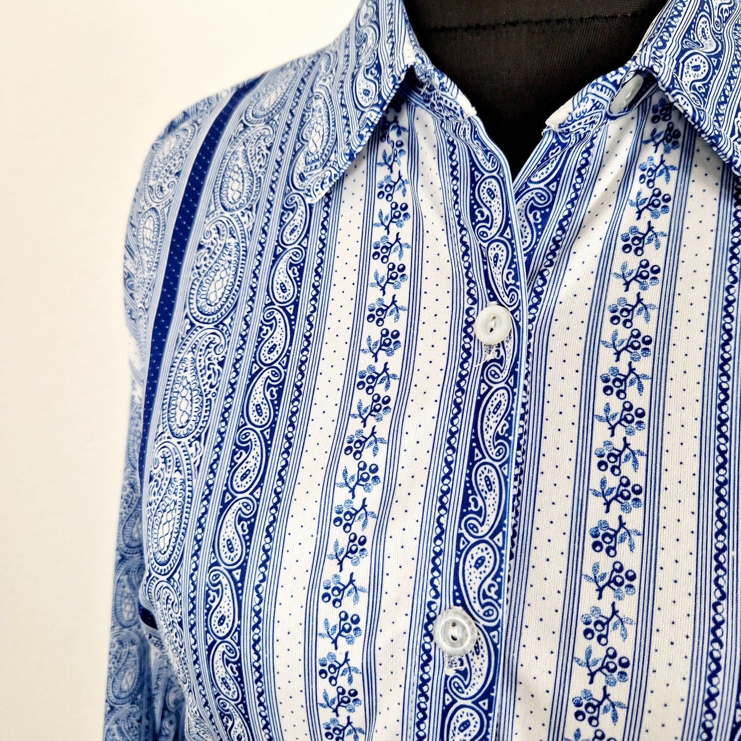 Einzigartige und nachhaltige Vintage Bluse in blau-weiss. Unique and sustainable vintage blouse in blue-white. Close-up.