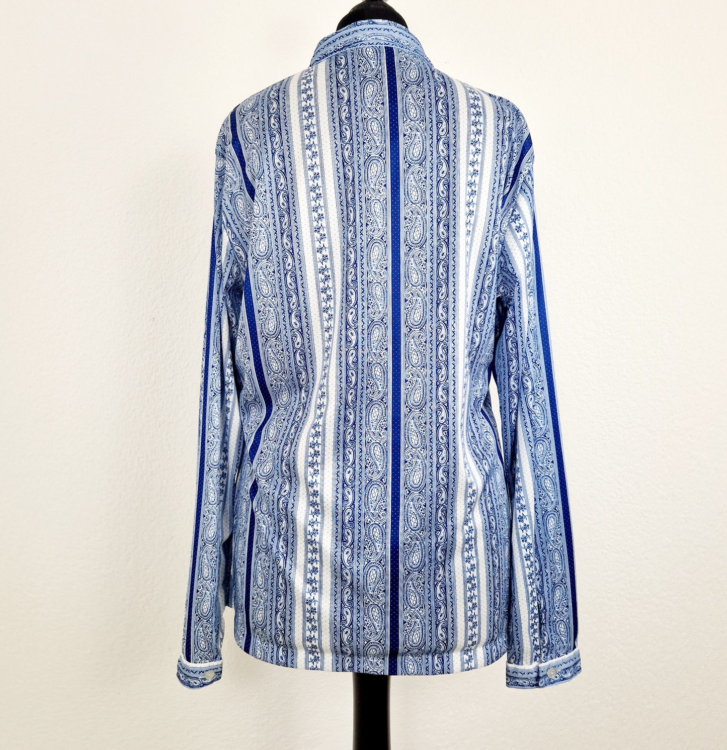 Einzigartige und nachhaltige Vintage Bluse in blau-weiss. Unique and sustainable vintage blouse in blue-white. Back.