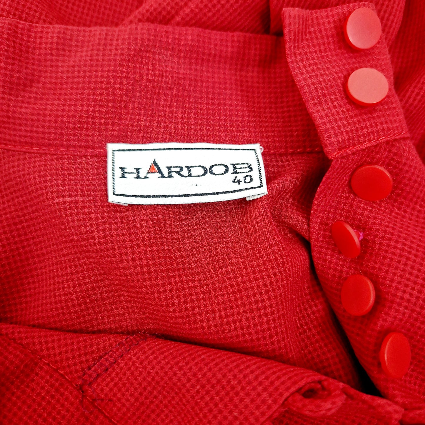 Einzigartige und nachhaltige Vintage Bluse in rot mit Blätter. Unique and sustainable vintage blouse in red with leaves. Tag.