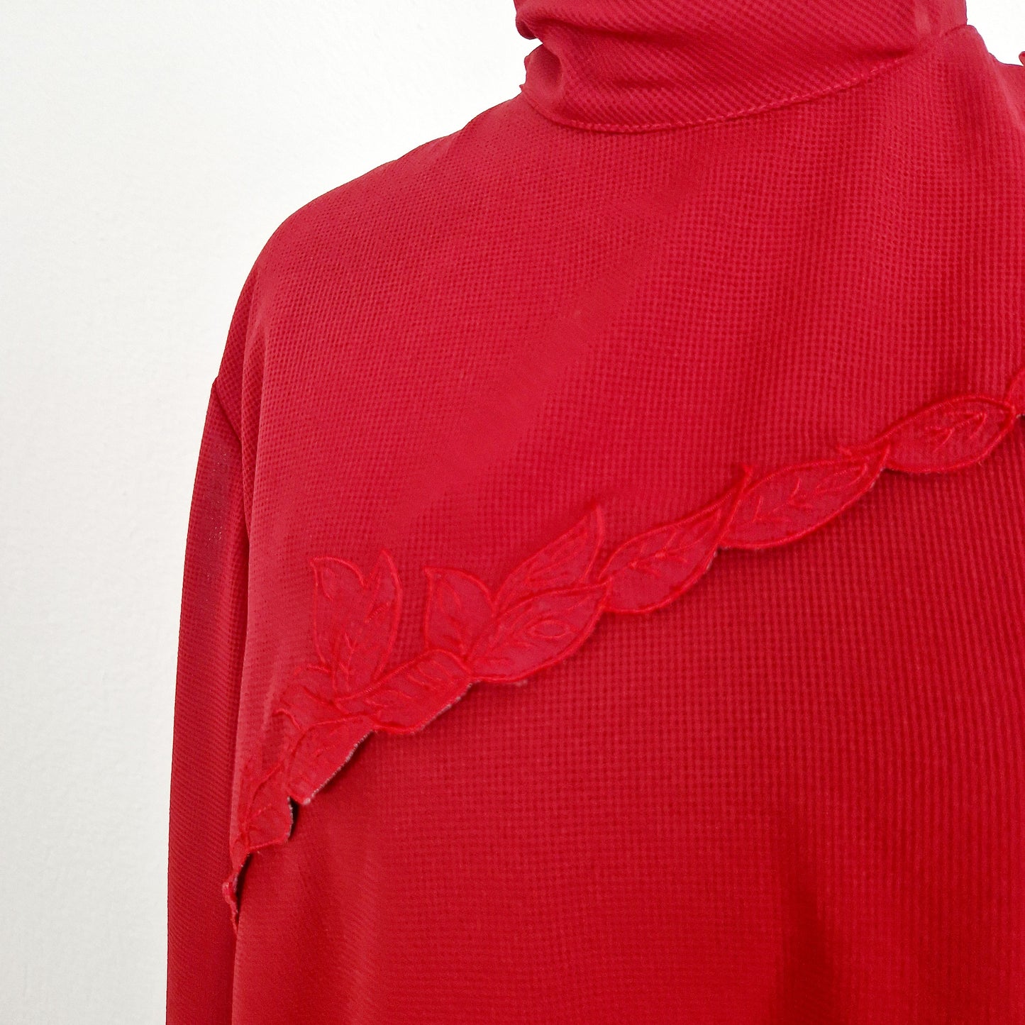 Einzigartige und nachhaltige Vintage Bluse in rot mit Blätter. Unique and sustainable vintage blouse in red with leaves. Close-up.