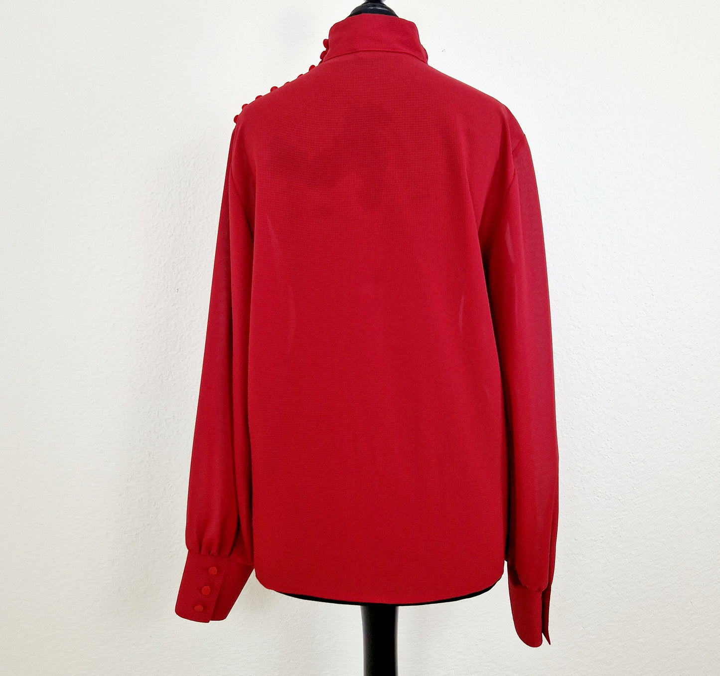 Einzigartige und nachhaltige Vintage Bluse in rot mit Blätter. Unique and sustainable vintage blouse in red with leaves. Back.