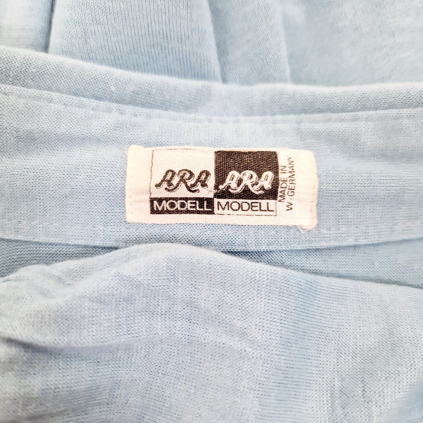 Einzigartige und nachhaltige Vintage Bluse in schwarz-gold. Unique and sustainable vintage blouse in black-gold. Tag.