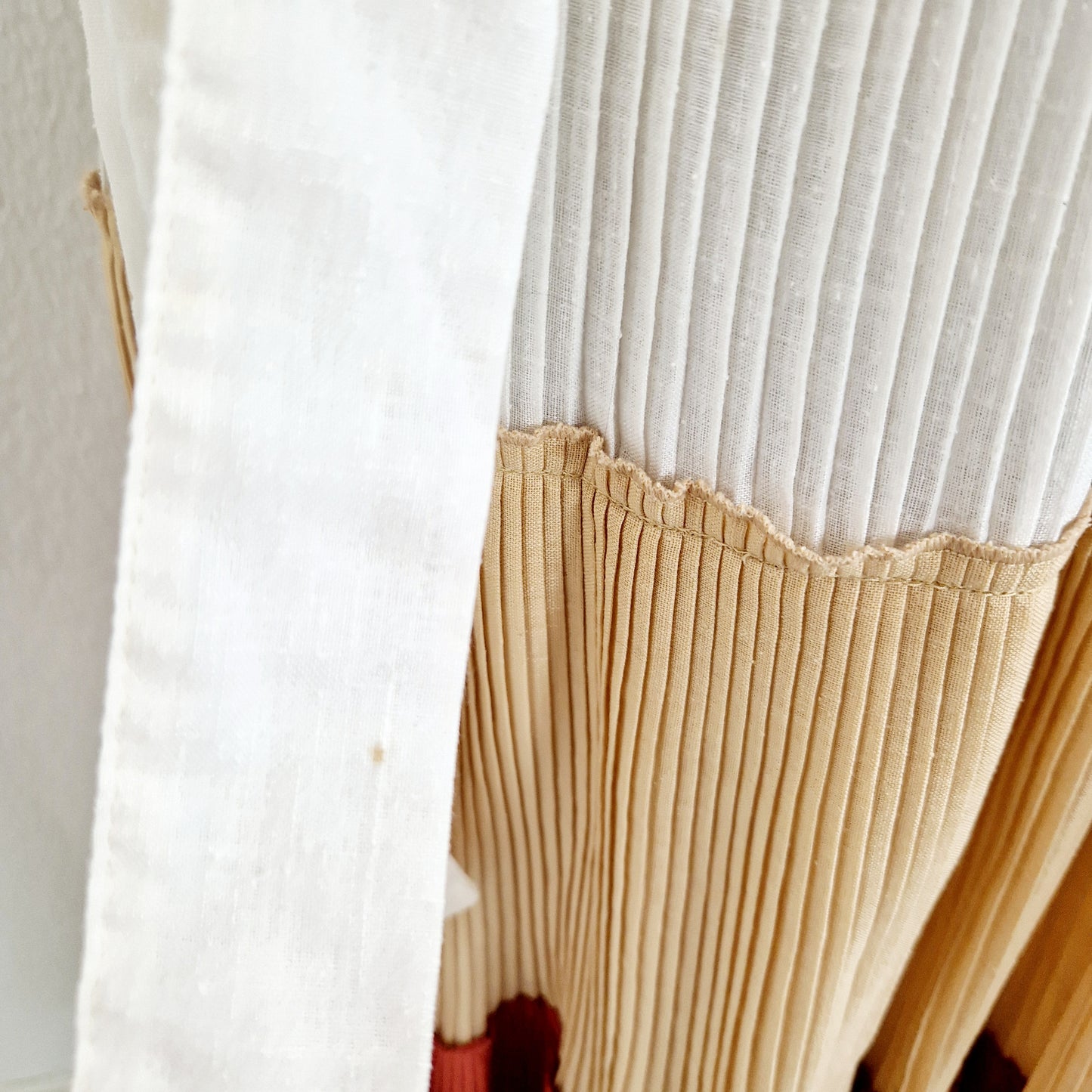 Einzigartiger und nachhaltiger Vintage Rock mit Streifen. Unique and sustainable vintage skirt with stripes. Stain.