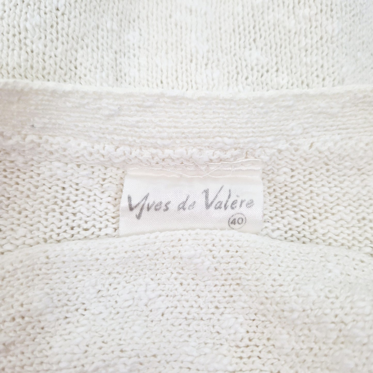 Einzigartiger und nachhaltiger Vintage Cardigan in weiss mit Lochmuster. Unique and sustainable vintage cardigan in white with hole pattern. Tag.