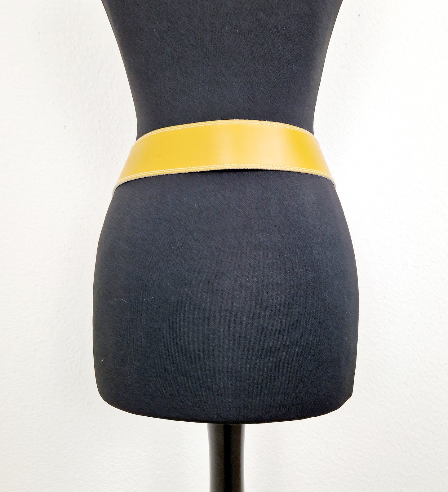 Einzigartiger und nachhaltiger Vintage Gürtel in schwarz und gold. Unique and sustainable vintage belt in black and gold. Back.