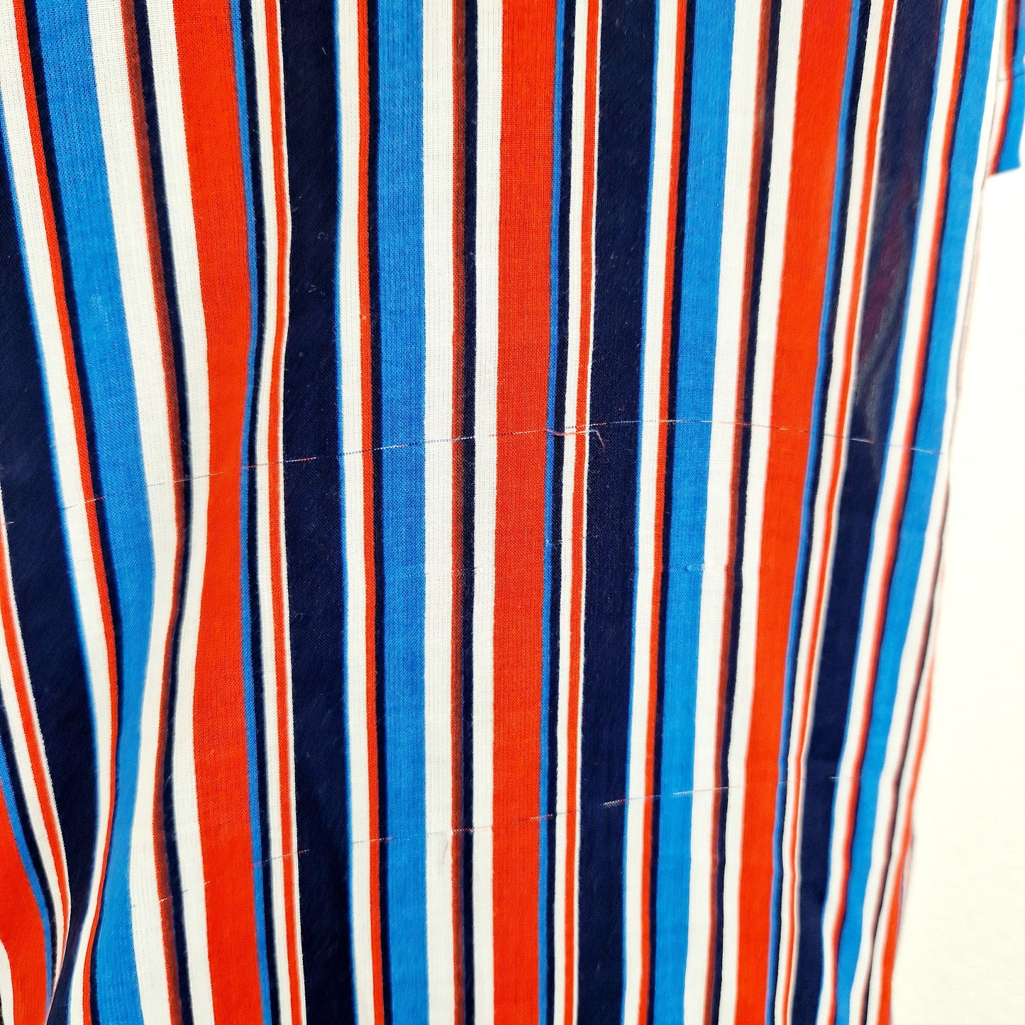 Einzigartige und nachhaltige Vintage Bluse in blau-rot-weiss mit Streifen. Unique and sustainable vintage blouse in blue-red-white with stripes. Flaw.