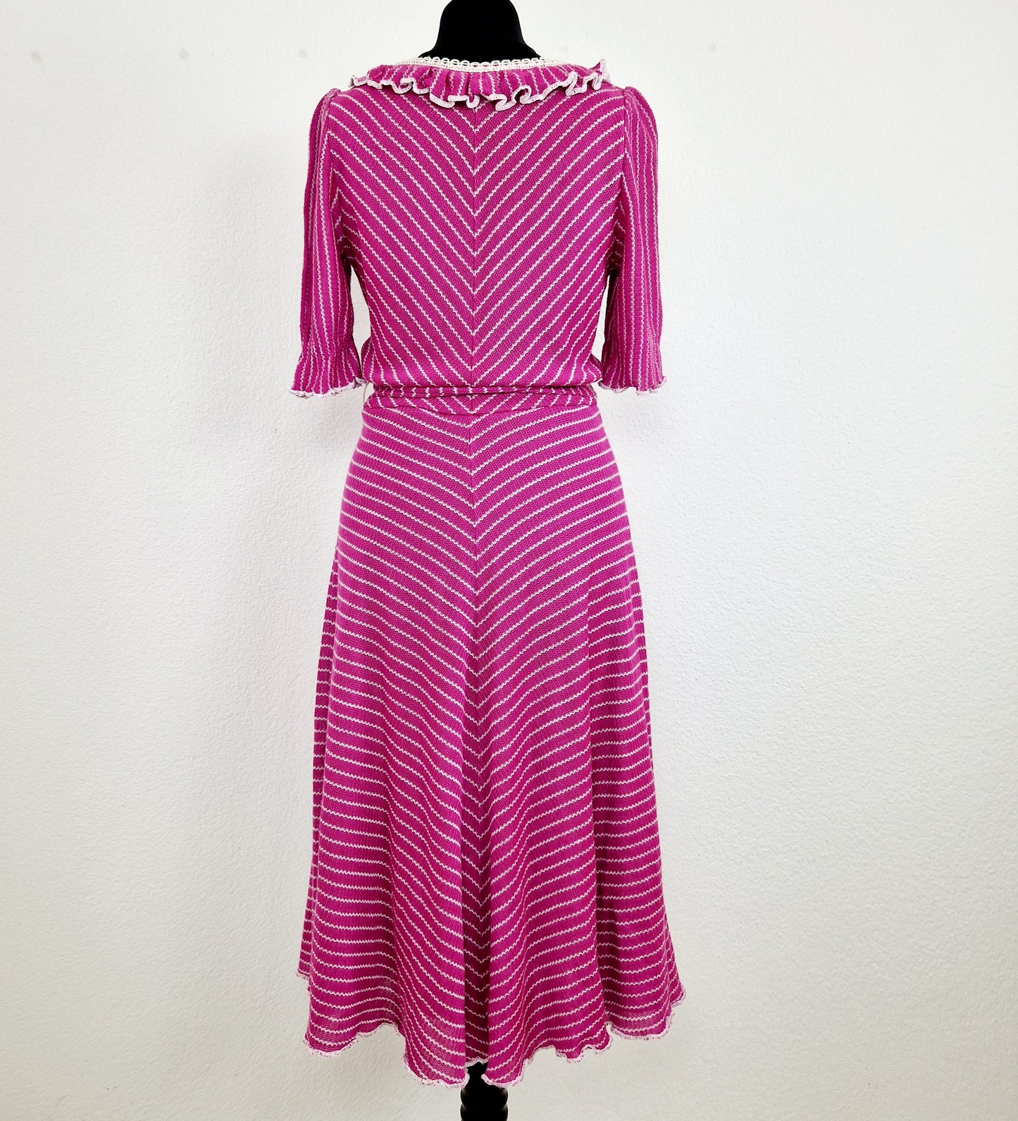 Einzigartiges und nachhaltiges Vintage Kleid in pink und Strick. Unique and sustainable vintage dress in pink and knit. Back.