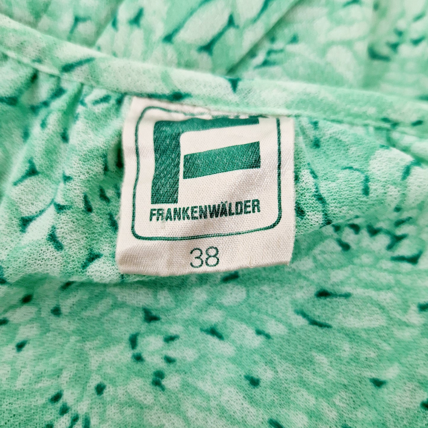 Einzigartiges und nachhaltiges Vintage Kleid in hellgrün mit Weste. Unique and sustainable vintage dress in light green with vest. Tag.