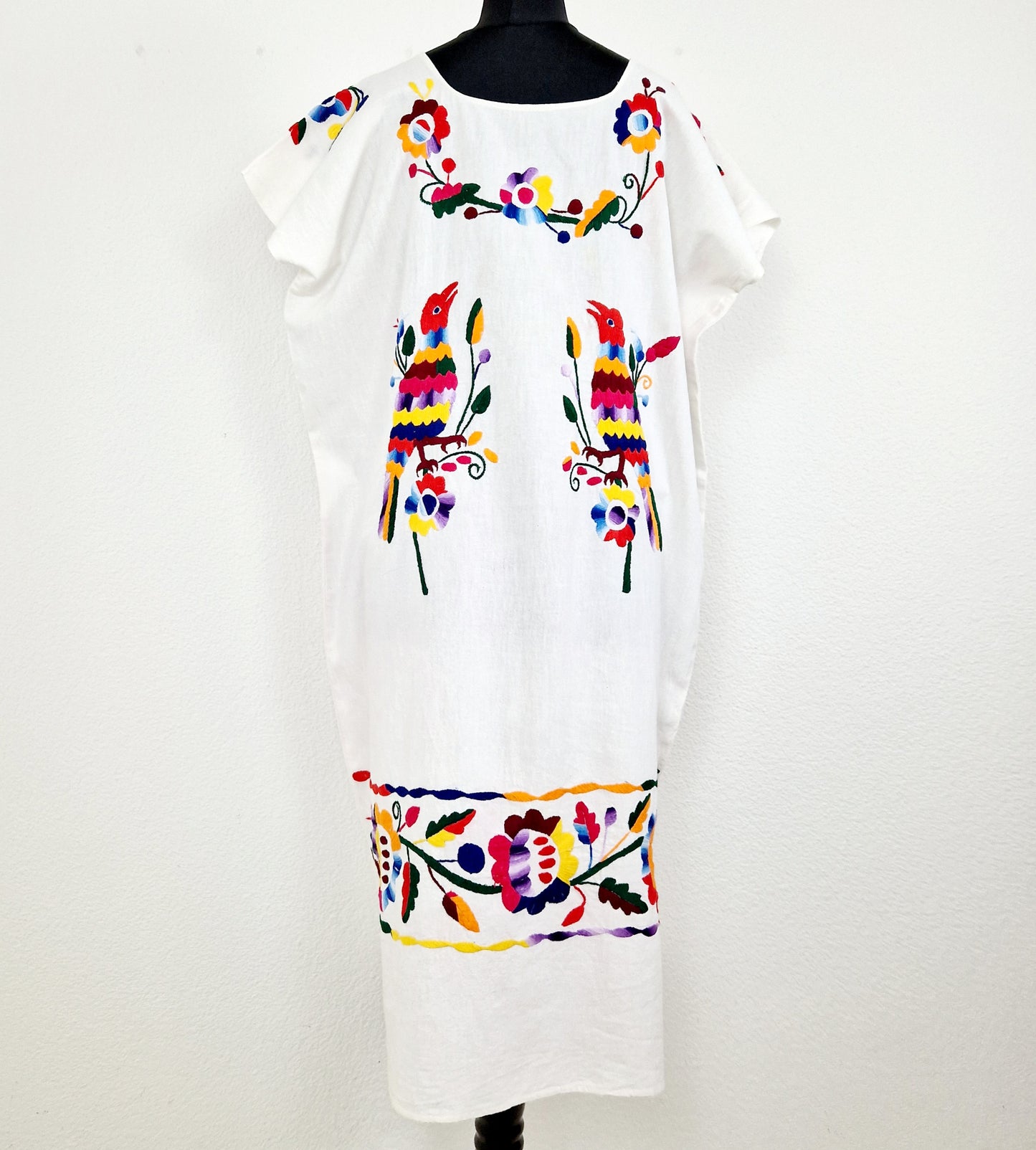 Einzigartiges und nachhaltiges Vintage Kleid in weiss mit Vögeln. Unique and sustainable vintage dress in white with birds. Back.