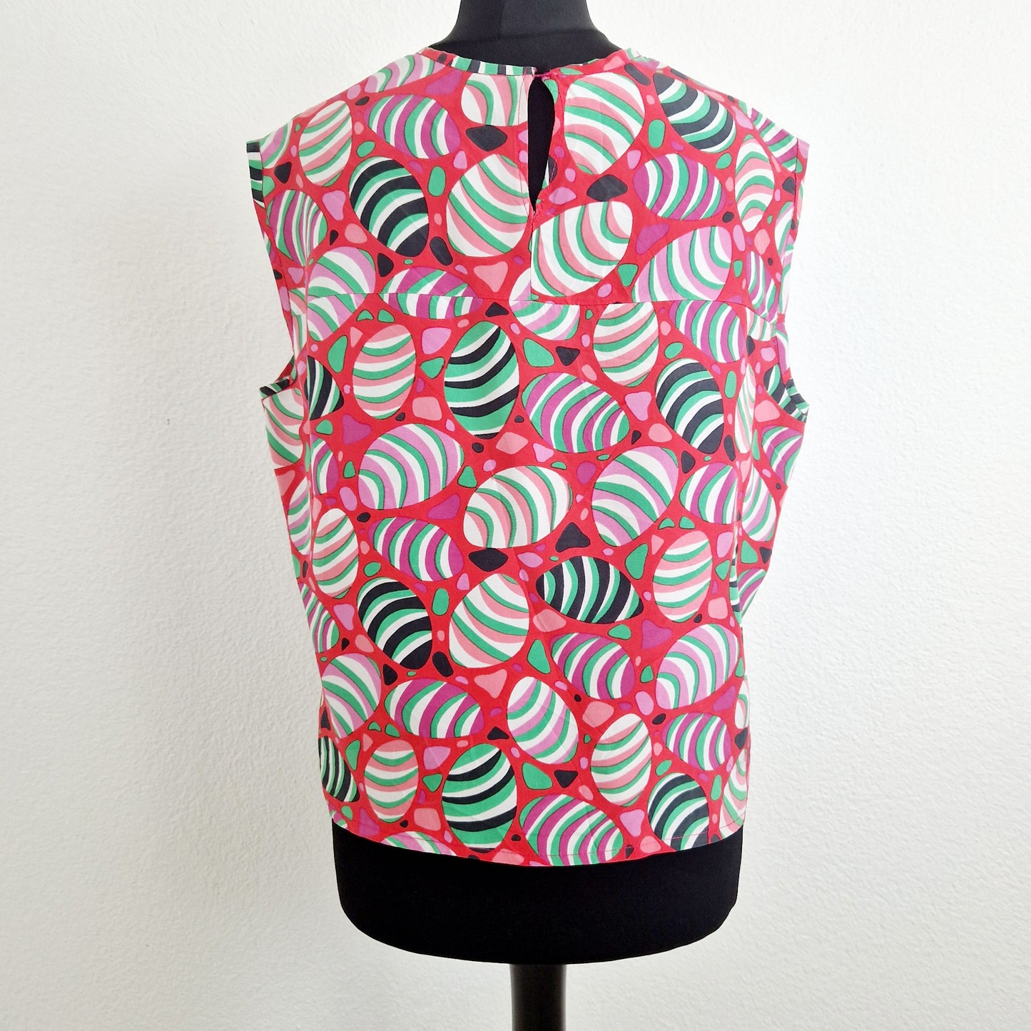 Einzigartige und nachhaltige Vintage Bluse in altrosa und Seide. Unique and sustainable vintage blouse in dusty pink and silk. Back.