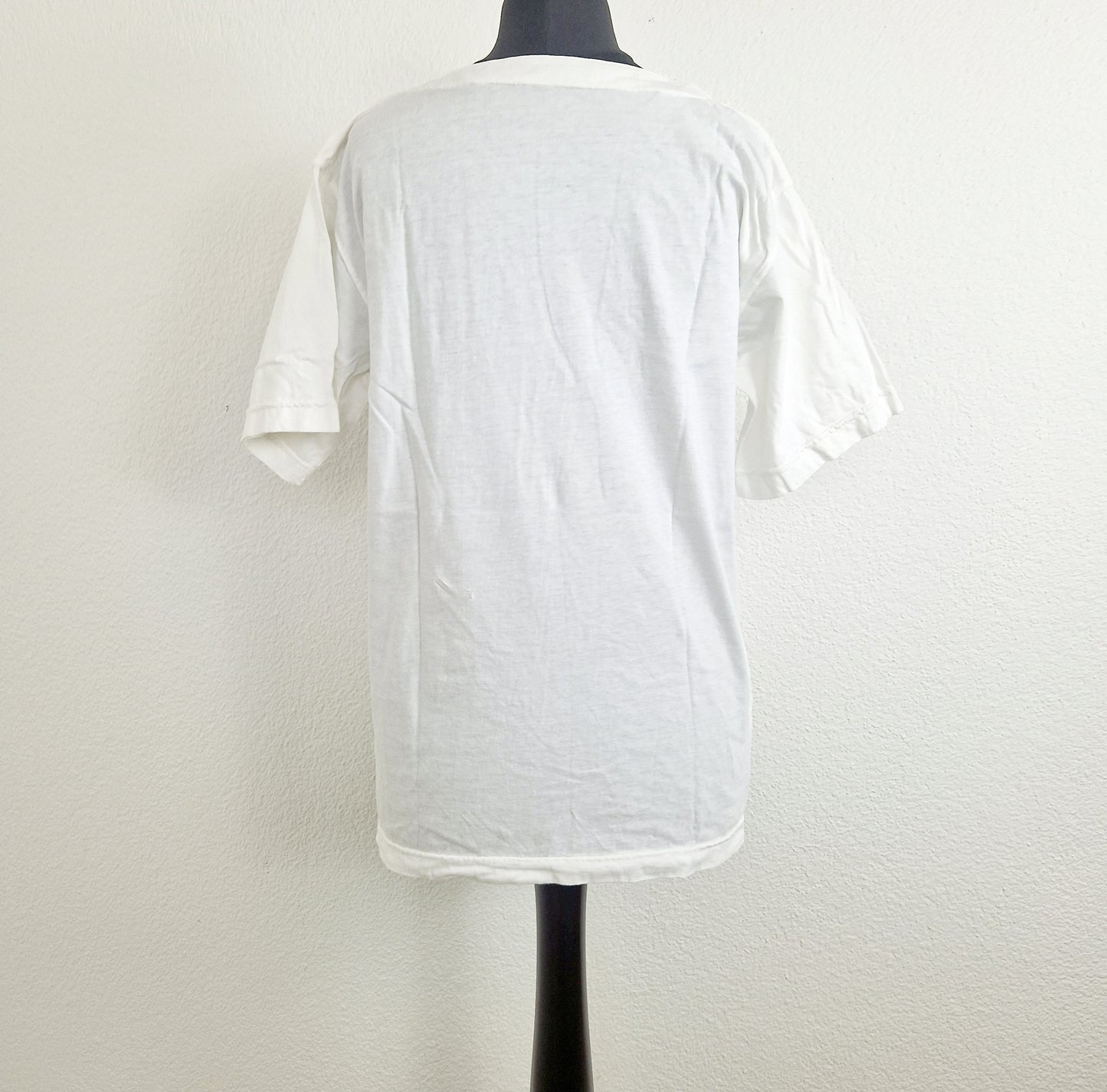 Einzigartiges und nachhaltiges Vintage T-Shirt mit Muscheln. Unique and sustainable vintage t-shirt with seashells. Back.