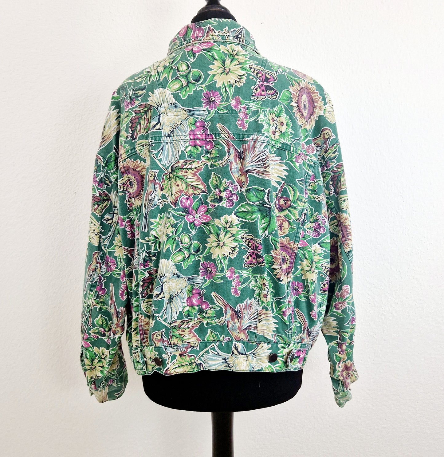 Einzigartige und nachhaltige Vintage Jacke in grün mit Blumen und Vögeln. Unique and sustainable vintage jacket in green with flowers and birds. Back.