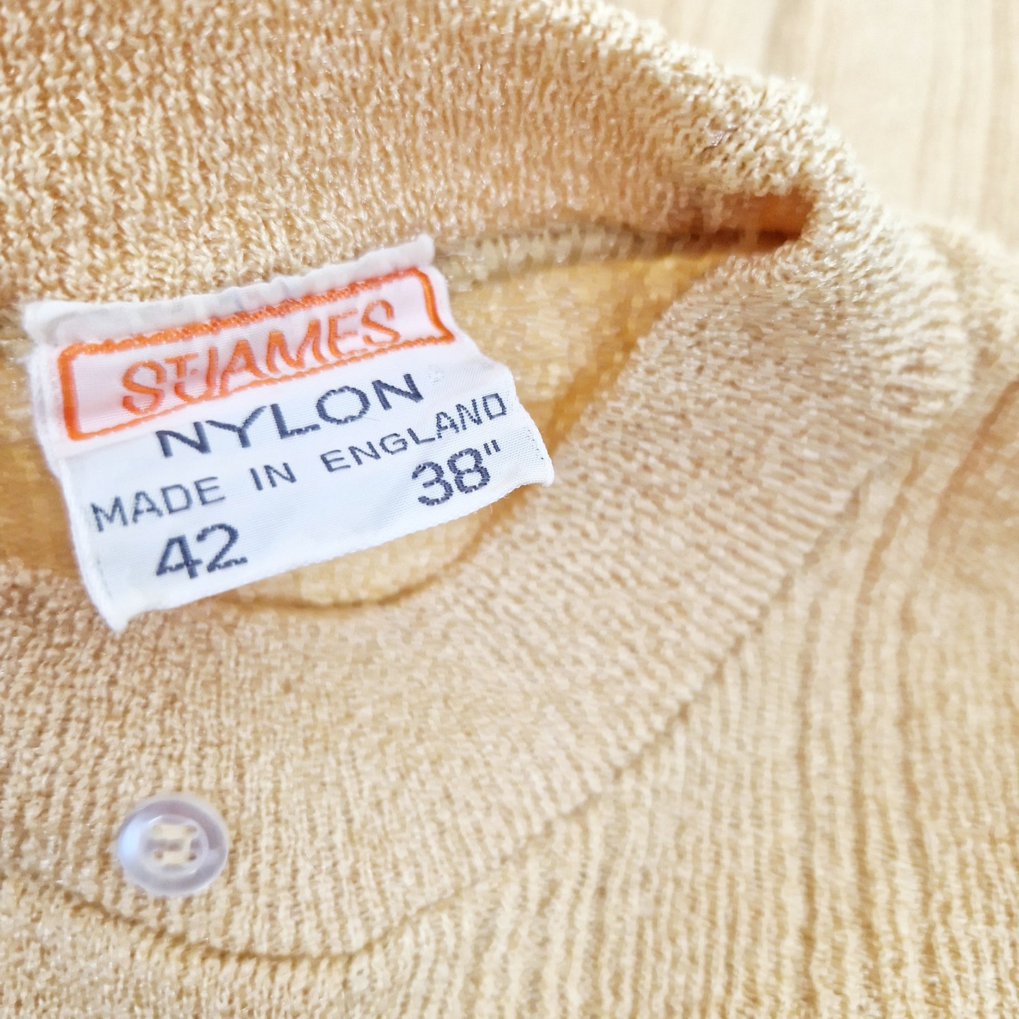 Einzigartiges und nachhaltiges Vintage T-Shirt in gelb. Unique and sustainable vintage t-shirt in yellow. Tag.