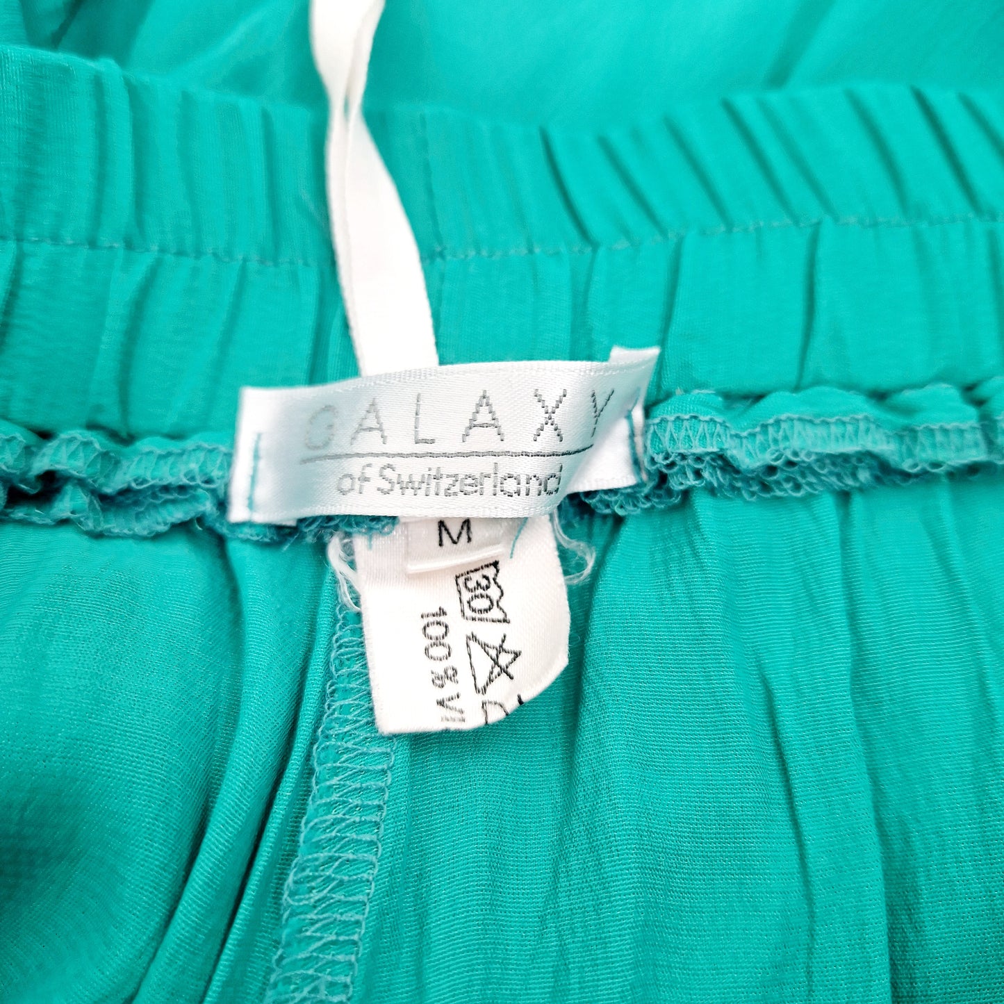 Einzigartige und nachhaltige Vintage Hose in grün. Unique and sustainable vintage pants in green. Tag.