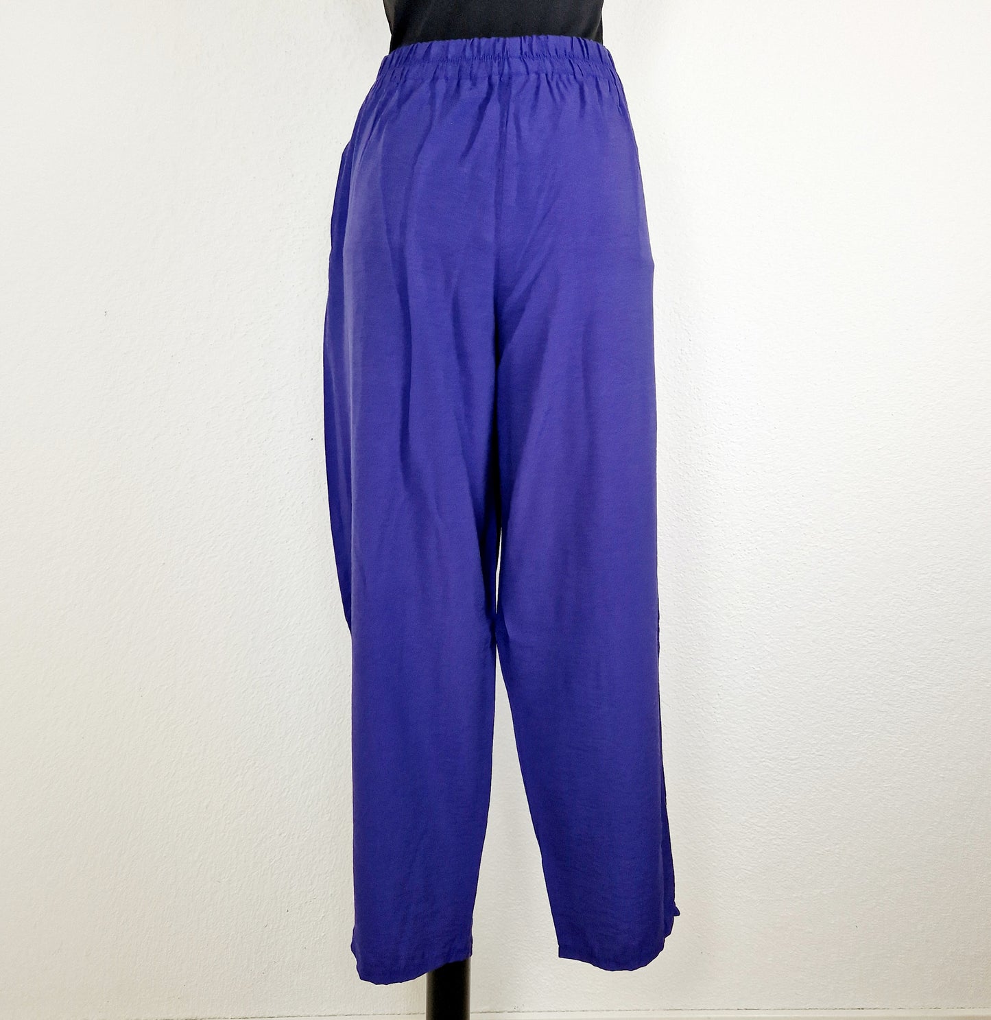 Einzigartige und nachhaltige Vintage Hose in violett. Unique and sustainable vintage pants in purple. Back.