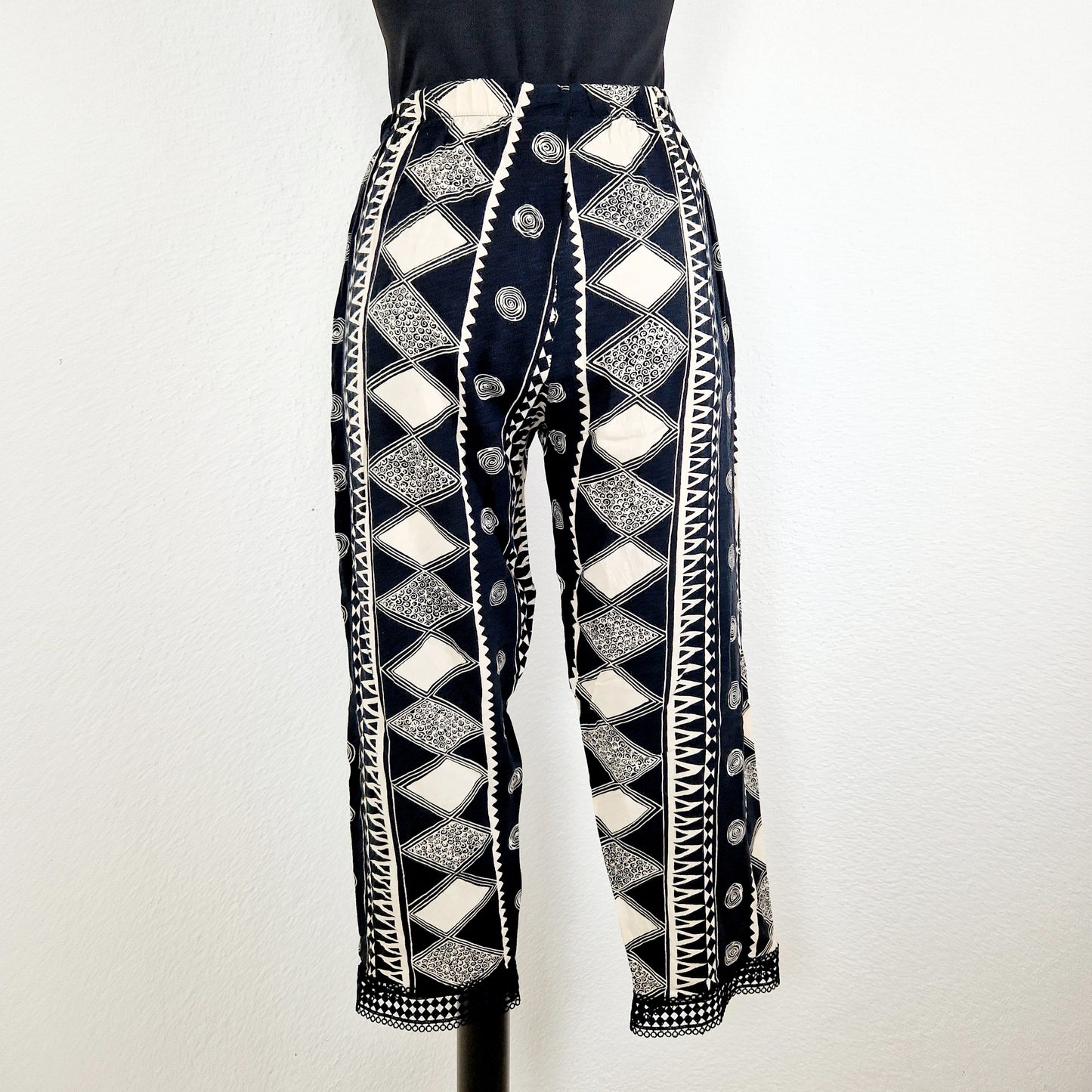 Einzigartige und nachhaltige Vintage Hose in schwarz-eierschale, geometrisich. Unique and sustainable vintage pants in black and off-white with geometric pattern. Back.