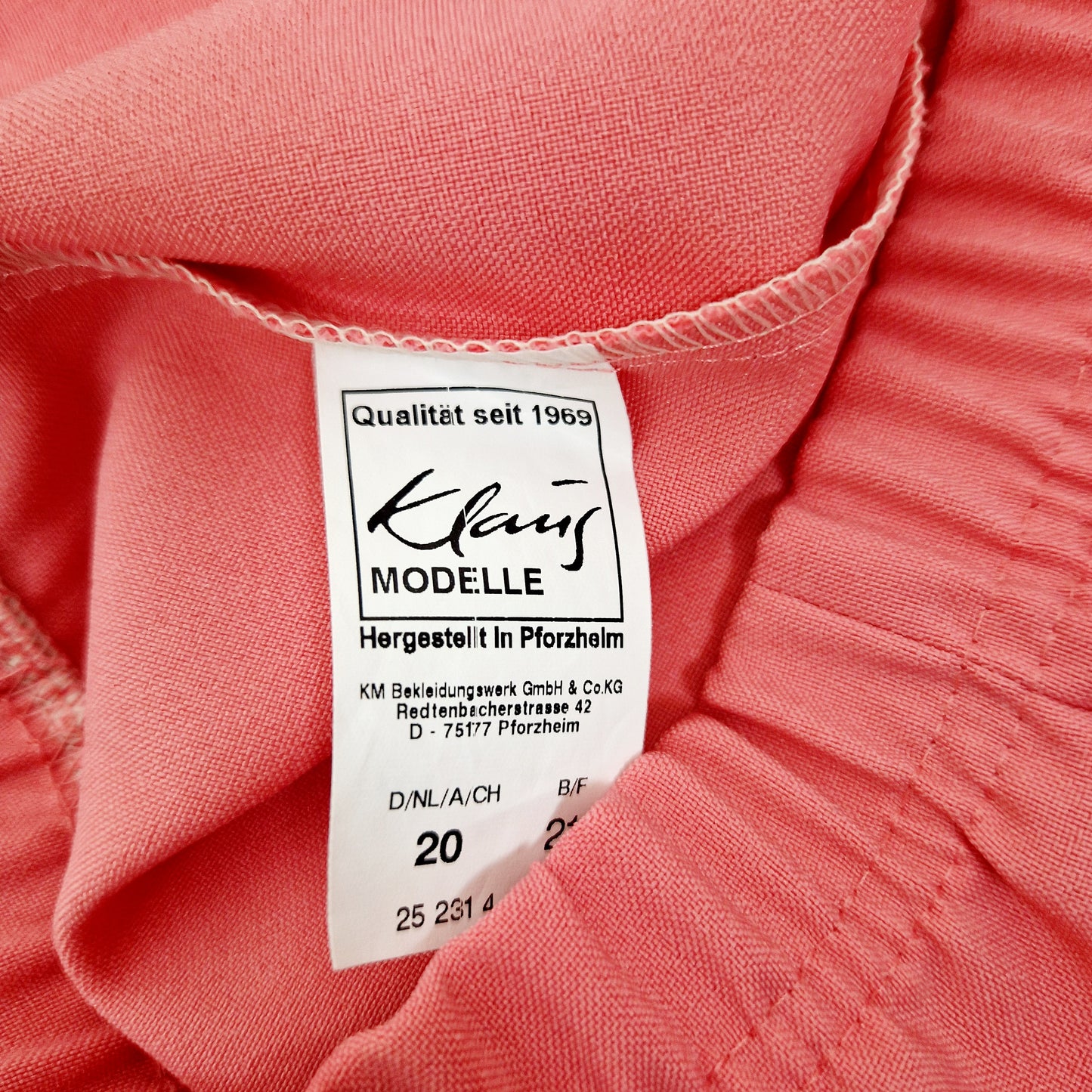 Einzigartige und nachhaltige Vintage Hose in erdbeer. Unique and sustainable vintage trousers in strawberry. Tag.