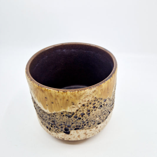 Einzigartiger und nachhaltiger Vintage Blumentopf in braun-beige. Unique and sustainable vintage flower pot in brown-beige. Side.