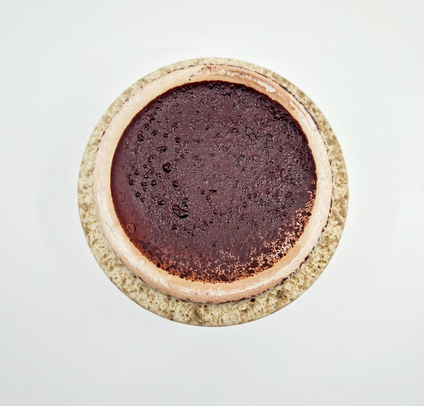 Einzigartiger und nachhaltiger Vintage Blumentopf in braun-beige. Unique and sustainable vintage flower pot in brown-beige. Below.