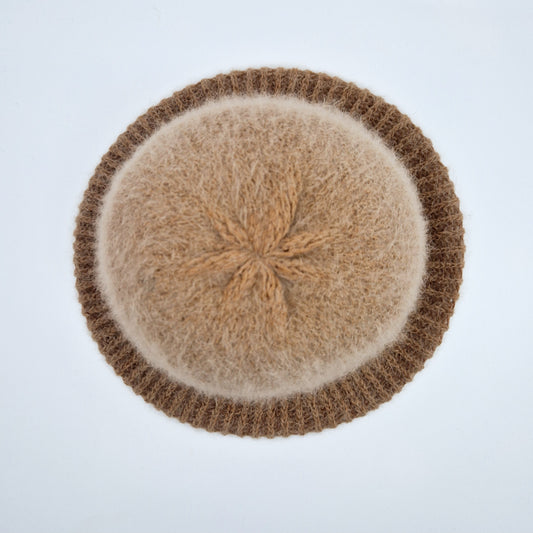 Einzigartiger und nachhaltiger Vintage Hut in beige. Unique and sustainable vintage hat in beige. Above.