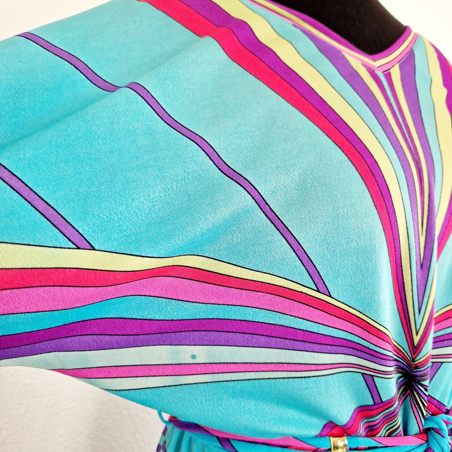 Einzigartiges und nachhaltiges Vintage Kleid in türkis mit Streifen. Unique and sustainable vintage dress in turquoise with stripes. Stain 1.