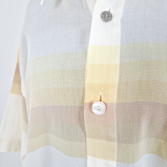 Einzigartiges und nachhaltiges Vintage Hemd in eierschale. Unique and sustainable vintage button-down in off-white. Close-up.