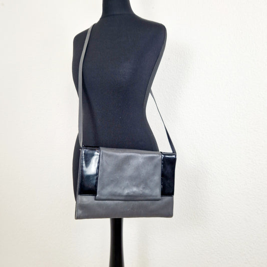 Einzigartige und nachhaltige Vintage Umhängetasche in grau. Unique and sustainable vintage cross-body bad in grey. Model.