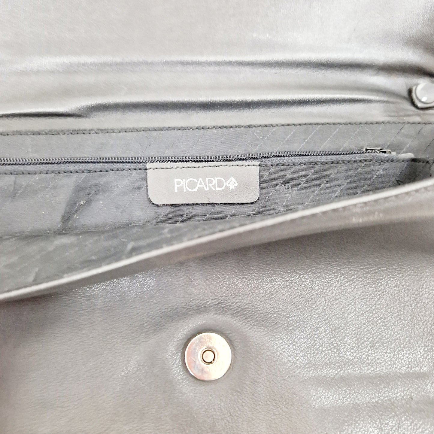 Einzigartige und nachhaltige Vintage Umhängetasche in grau. Unique and sustainable vintage cross-body bad in grey. Tag.