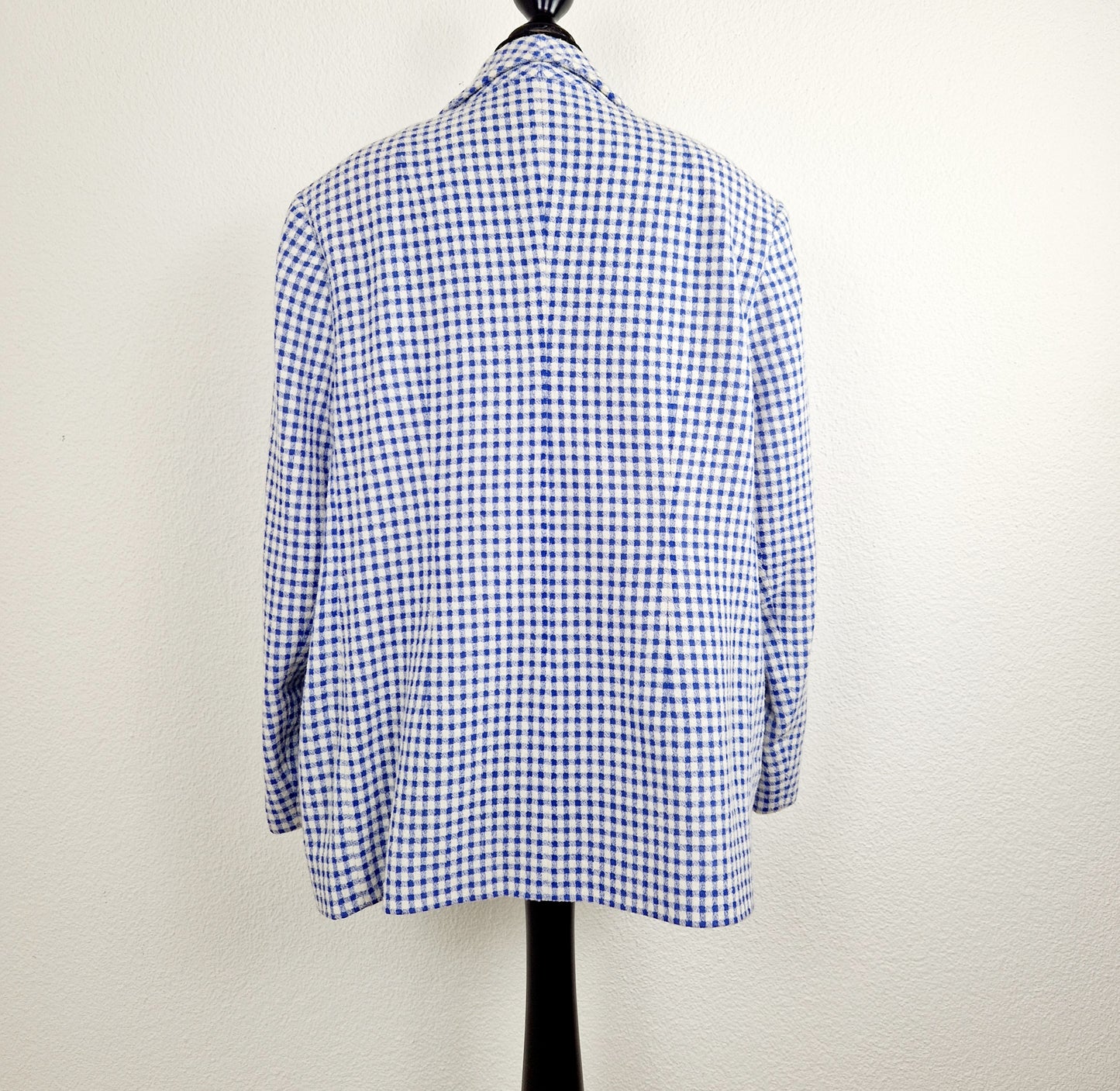 Einzigartiger und nachhaltiger Vintage Blazer in hellblau kariert. Unique and sustainable vintage blazer in light blue and checked. Back.
