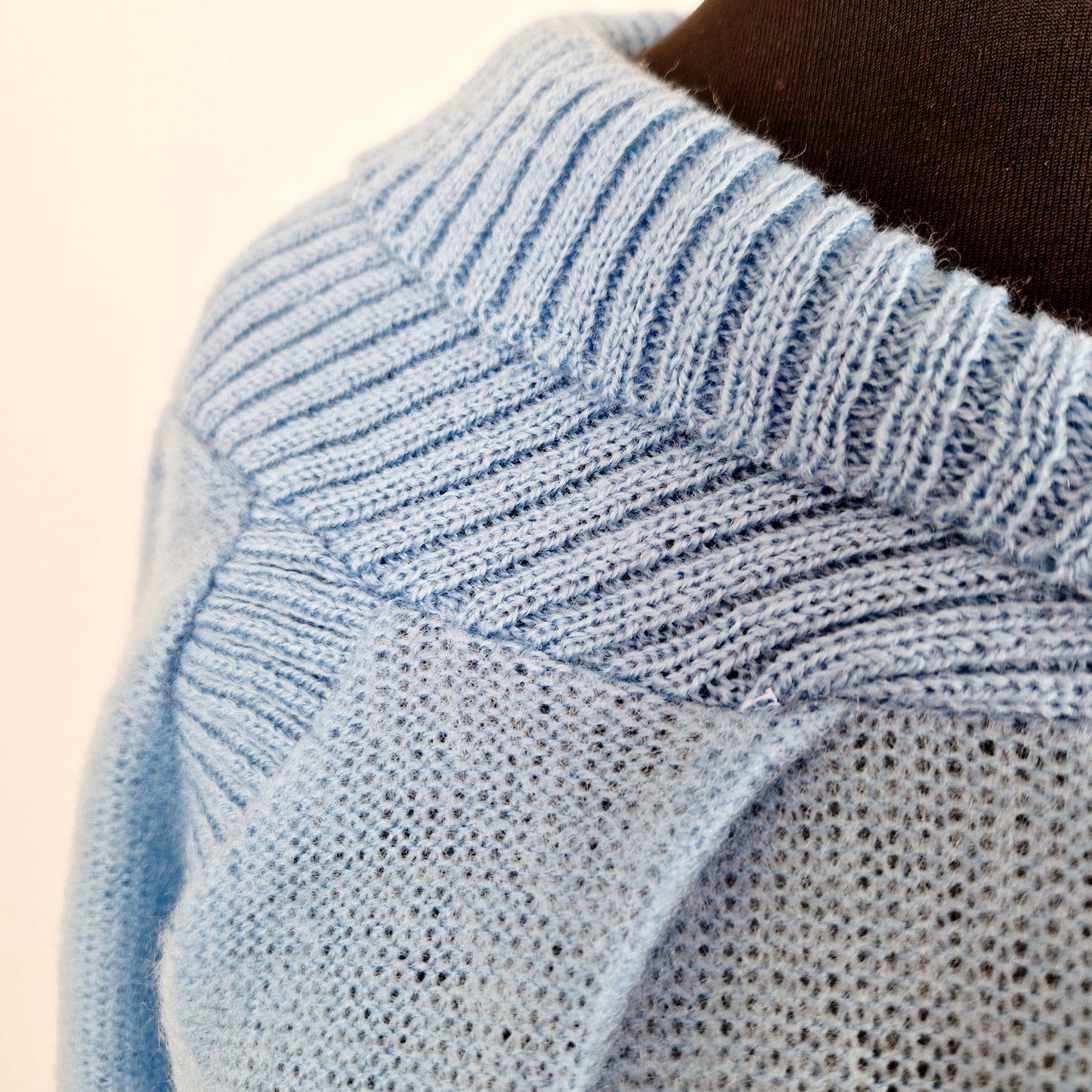 Einzigartiger und nachhaltiger Vintage Pullover in hellblau mit Kragen. Unique and sustainable vintage pullover in light blue with collar. Close-up.