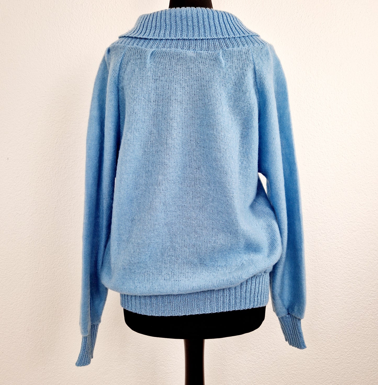 Einzigartiger und nachhaltiger Vintage Pullover in hellblau mit Kragen. Unique and sustainable vintage pullover in light blue with collar. Back.