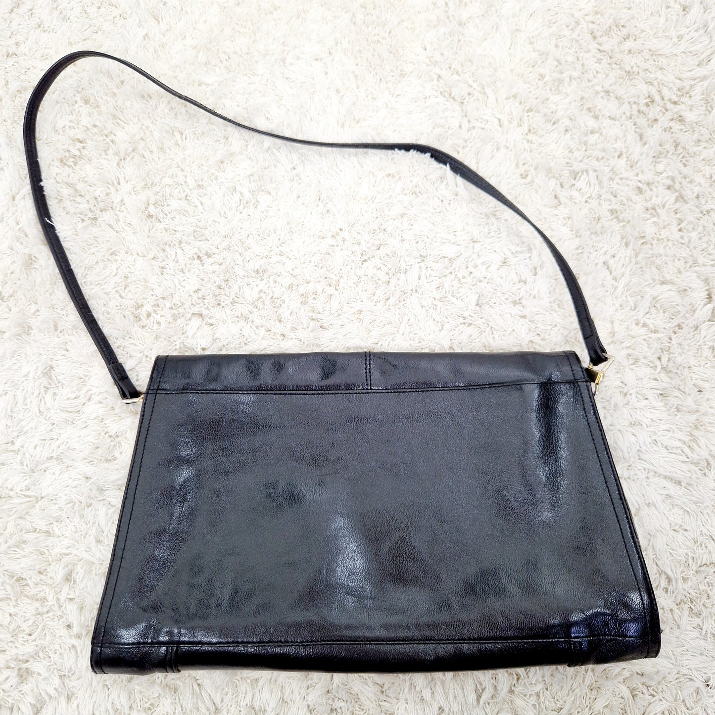 Einzigartige und nachhaltige Vintage Umhängetasche in schwarz. Unique and sustainable vintage cross-body bag in black. Back.