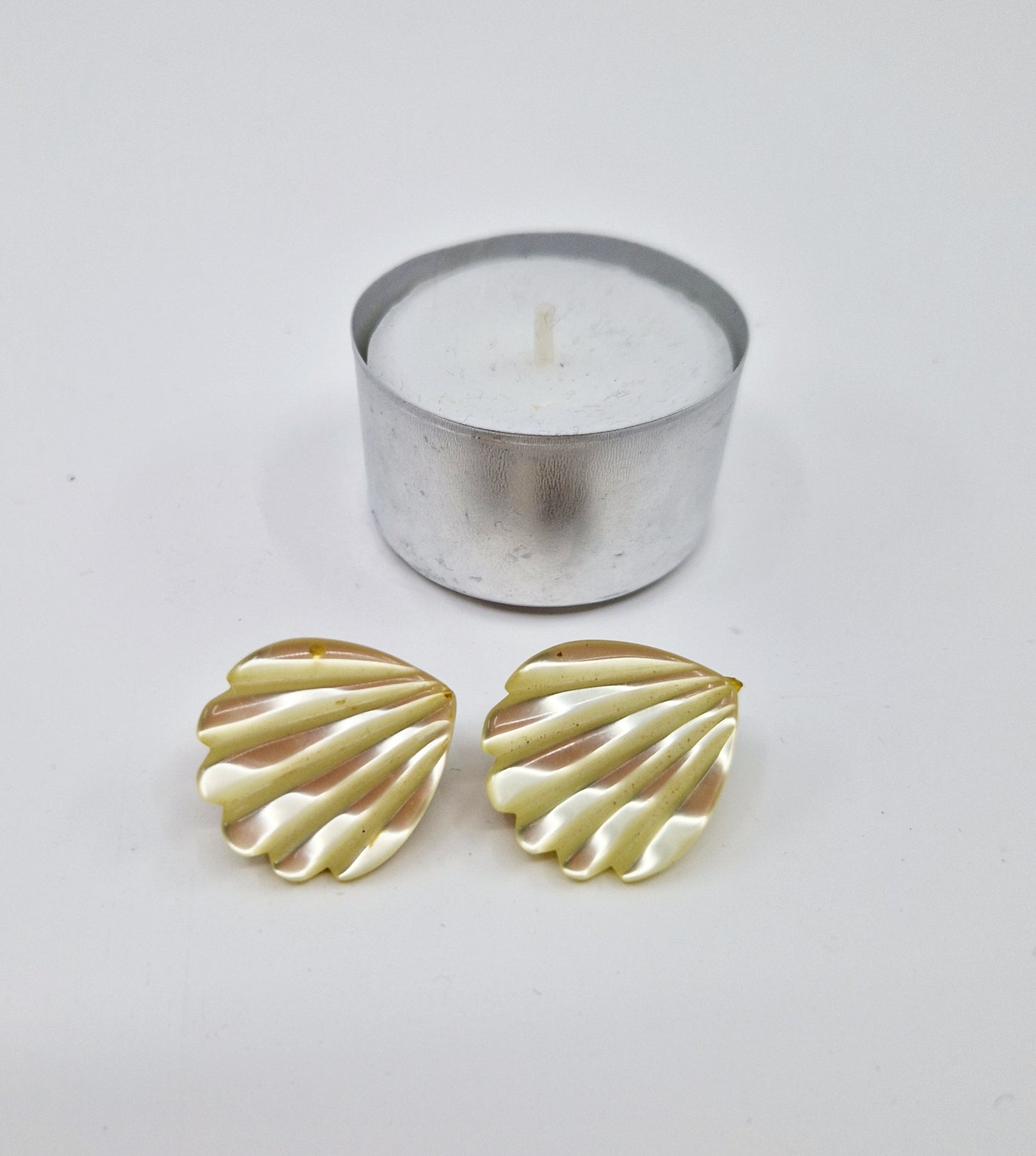 Einzigartige und nachhaltige Vintage Ohrringe, Muscheln. Unique and sustainable vintage earrings, shells. Token of scale.