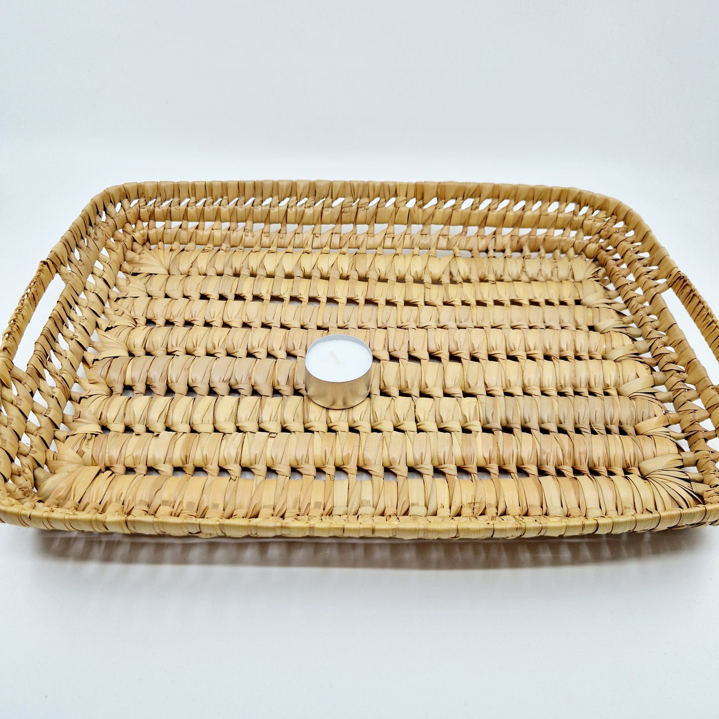 Einzigartiges und nachhaltiges Vintage Tablett. Unique and sustainable vintage tray. Token of scale.