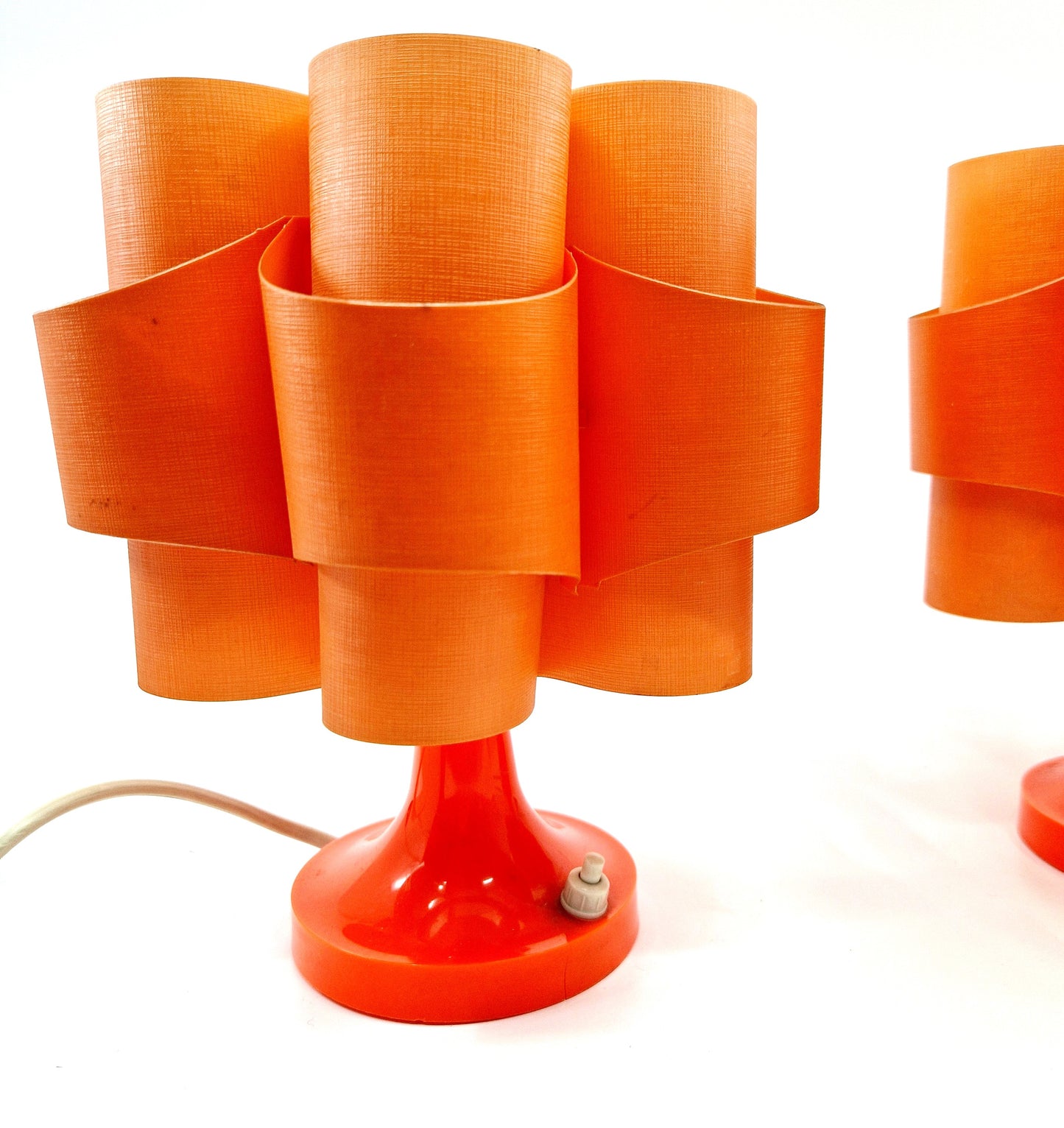 Einzigartige und nachhaltige Vintage Lampen in orange. Unique and sustainable vintage lamps in orange. Front 2.