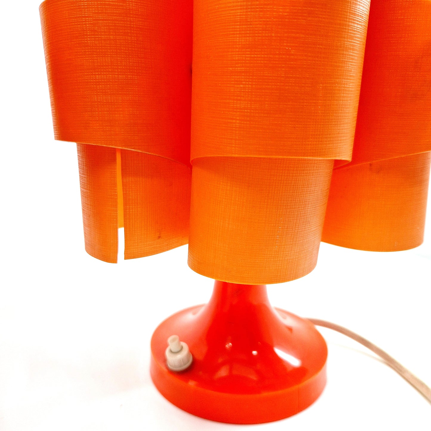 Einzigartige und nachhaltige Vintage Lampen in orange. Unique and sustainable vintage lamps in orange. Crack 2.