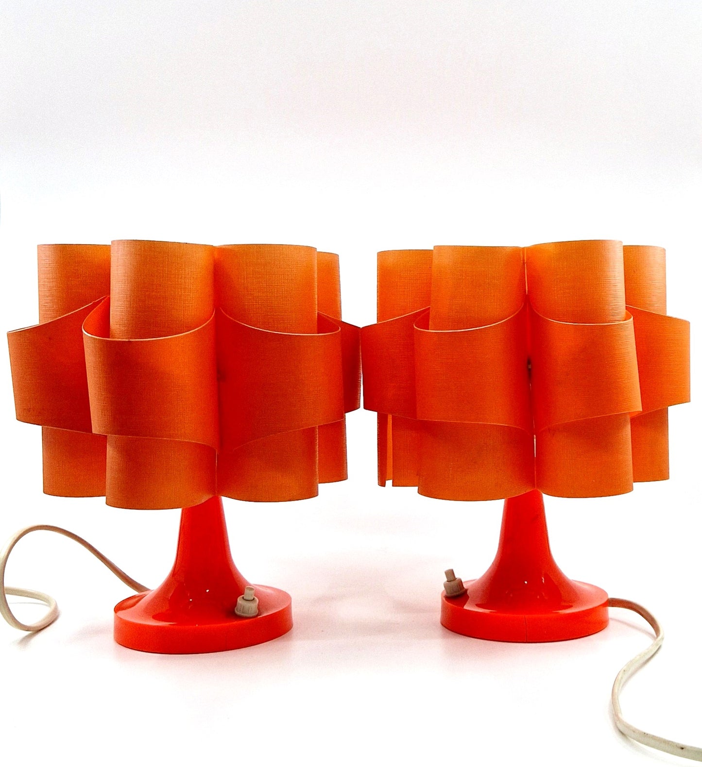 Einzigartige und nachhaltige Vintage Lampen in orange. Unique and sustainable vintage lamps in orange. Front.