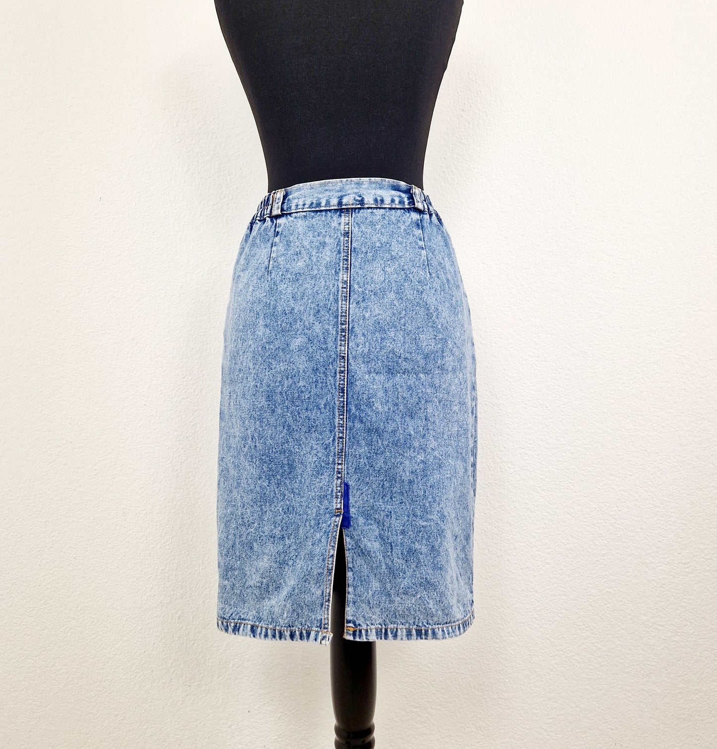 Einzigartiger und nachhaltiger Vintage Rock aus Jeans mit Aufnähern. Unique and sustainable vintage skirt in jeans with patches. Back.