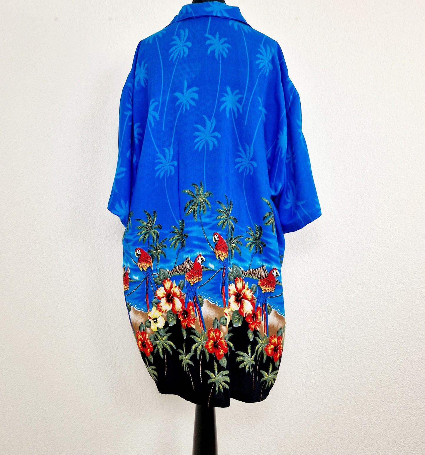 Einzigartiges und nachhaltiges Vintage Hemd in blau mit Papageien. Unique and sustainable vintage button-down in blue with parrots. Back.