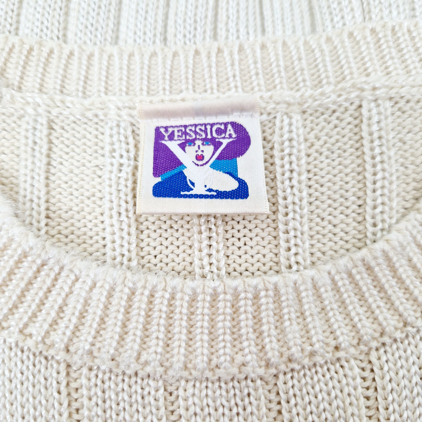 Einzigartiges und nachhaltiges Vintage T-Shirt in hellblau mit Blume. Unique and sustainable vintage t-shirt in light blue with flower. Tag.