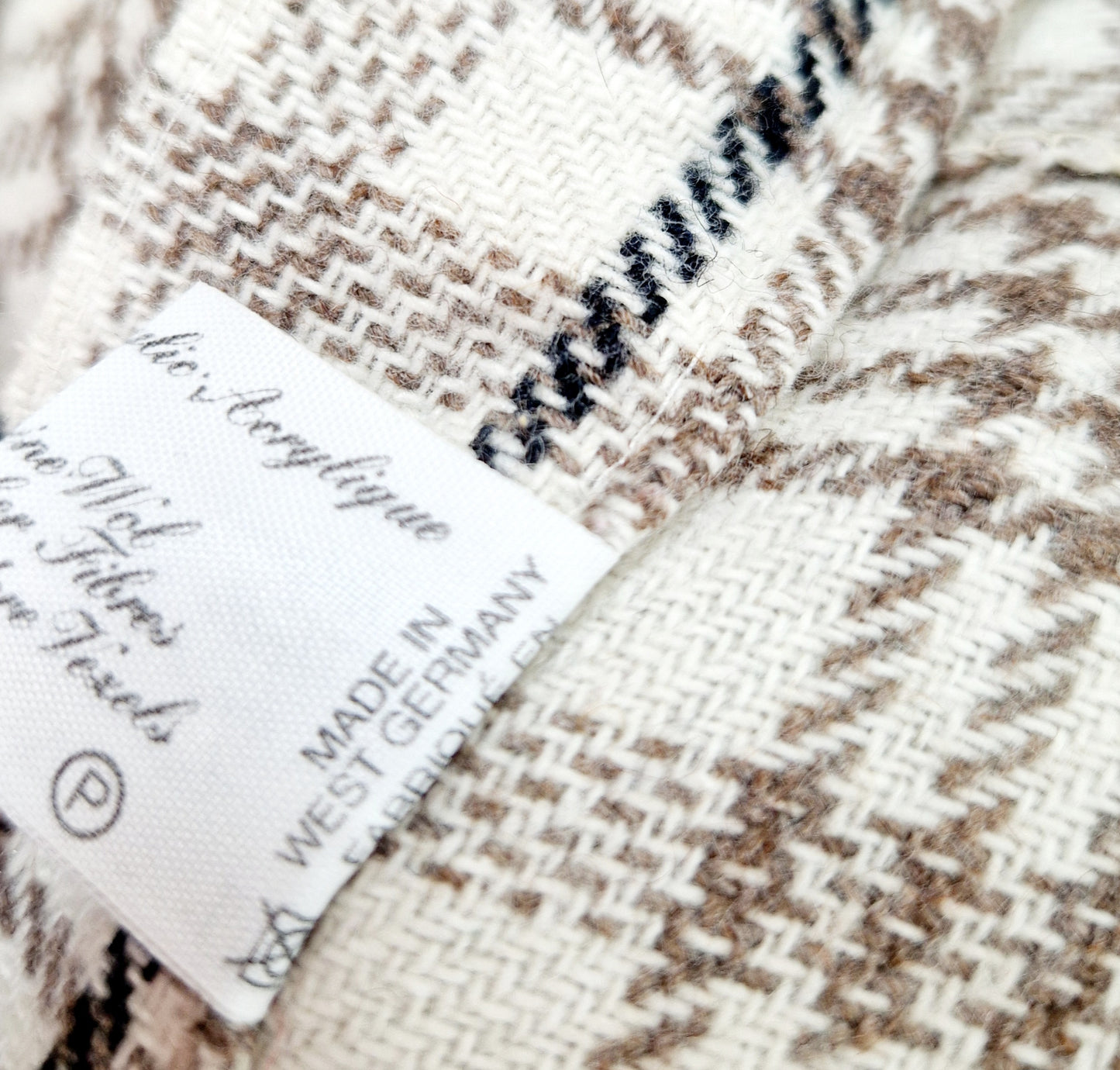 Einzigartige und nachhaltige Vintage Hose in eierschale und kariert. Unique and sustainable vintage trousers in off-white and checked. Tag.