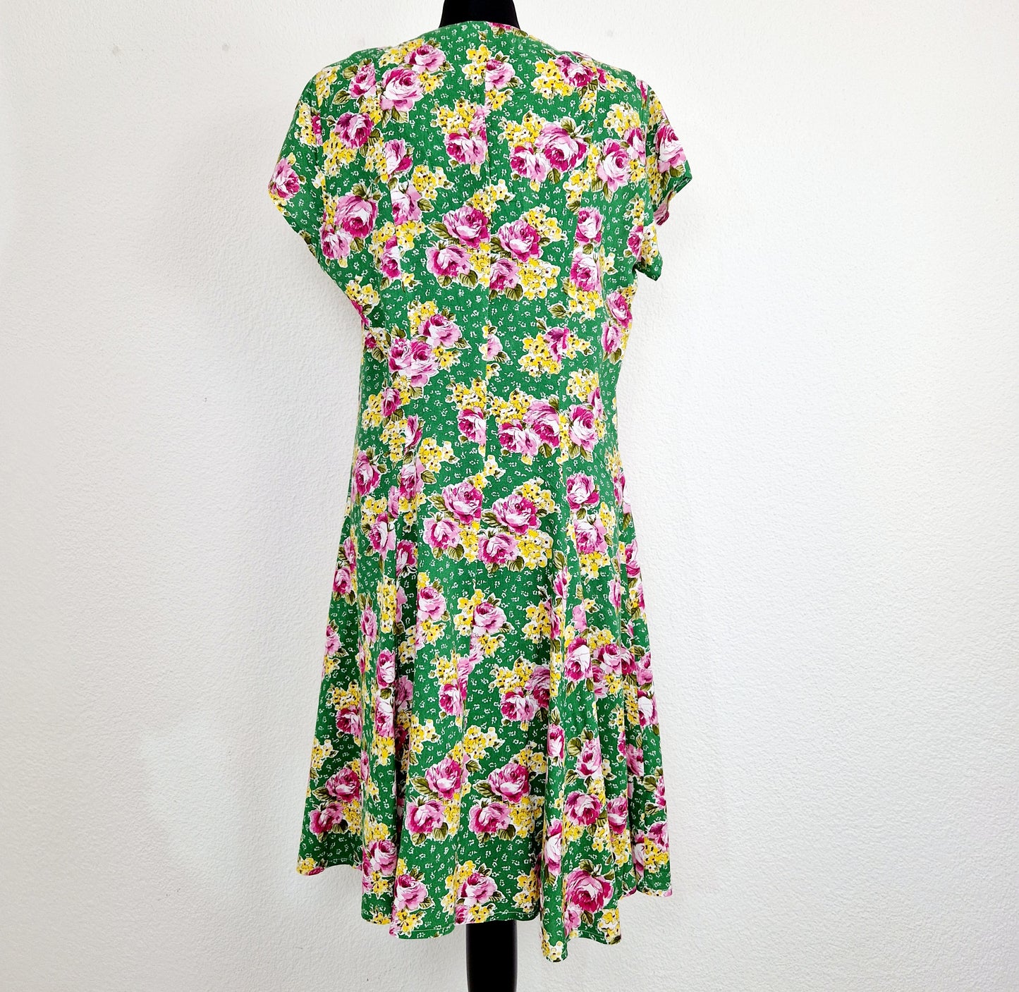 Einzigartiges und nachhaltiges Vintage Kleid in grün mit Blumen. Unique and sustainable vintage dress in green with flowers. Back.
