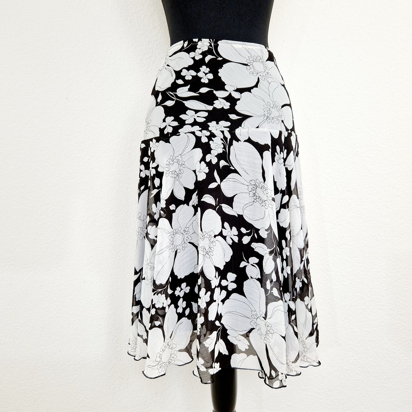 Einzigartiger und nachhaltiger Vintage Rock in schwarz-weiss mit Blumen. Unique and sustainable vintage skirt in black and white with flowers. Back.