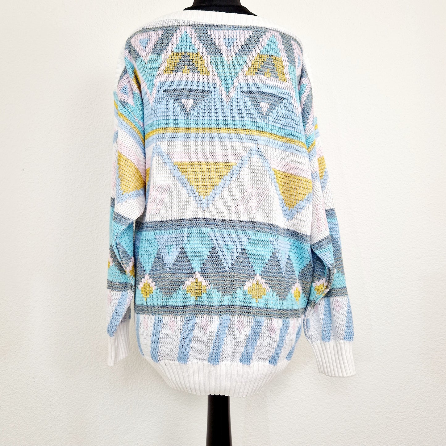 Einzigartiger und nachhaltiger Vintage Pullover in weiss-rosa-gelb, geometrisch. Unique and sustainable vintage pullover in white-pink-yellow, geometric. Back.