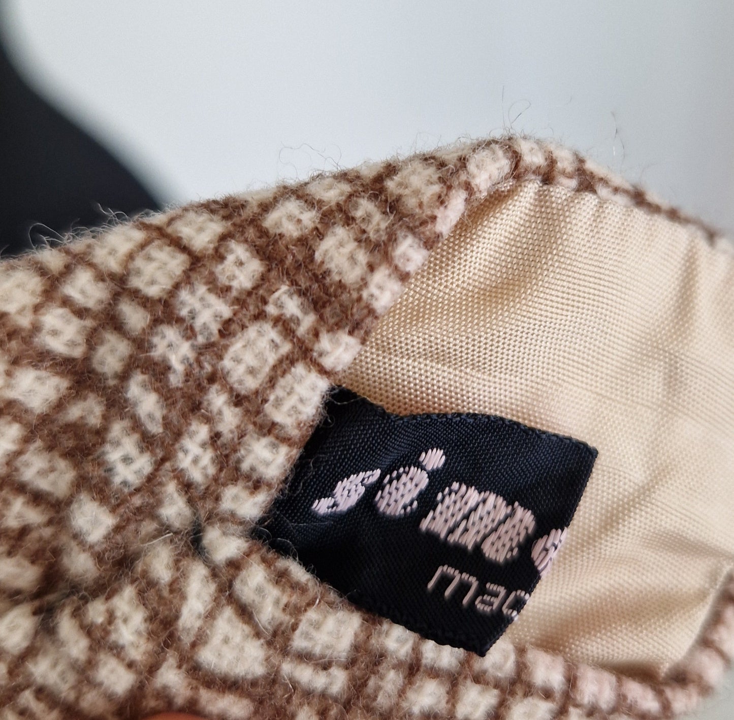 Einzigartige und nachhaltige Vintage Kravatte in creme-braun. Unique and sustainable vintage tie in creme-brown. Tag.