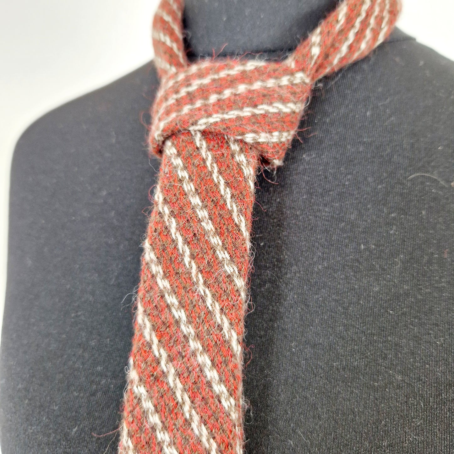 Einzigartige und nachhaltige Vintage Kravatte in rot-braun aus Wolle. Unique and sustainable vintage tie in red-brown and wool. Knot.