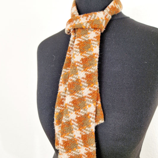 Einzigartige und nachhaltige Vintage Damenkrawatte in orange. Unique and sustainable vintage women tie in orange. Close-up.