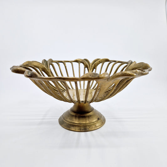 Einzigartige und nachhaltige Vintage Messing Schale in Blumenform. Unique and sustainable Vintage brass bowl in flower shape. Front.